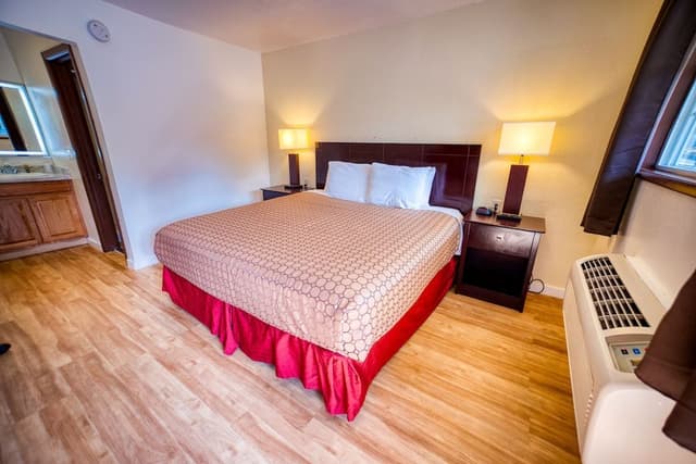 Basic Room, 1 King Bed, Non Smoking