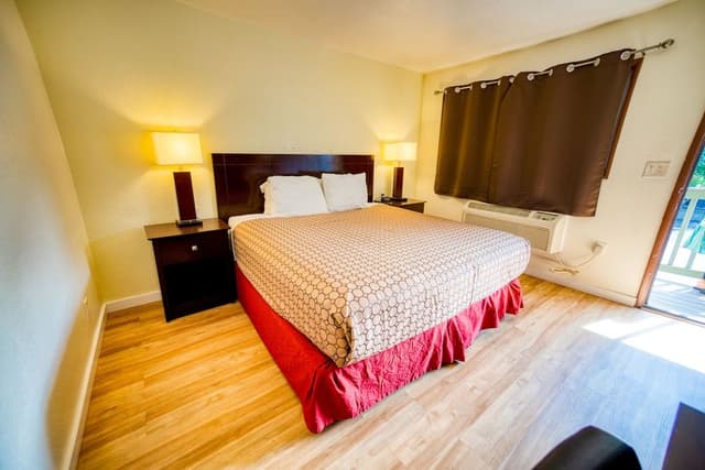 Basic Room, 1 King Bed, Non Smoking