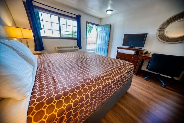 Basic Room, 1 King Bed, Non Smoking