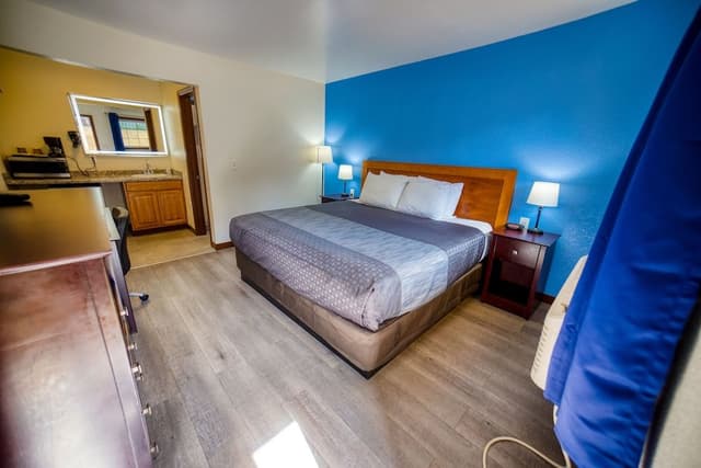 Basic Room, 1 King Bed, Non Smoking