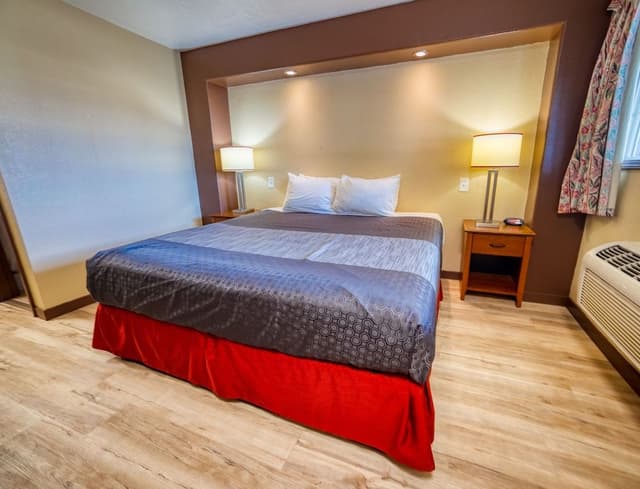 Basic Room, 1 King Bed, Non Smoking