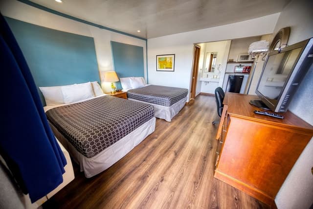 Basic Room, 2 Queen Beds, Non Smoking