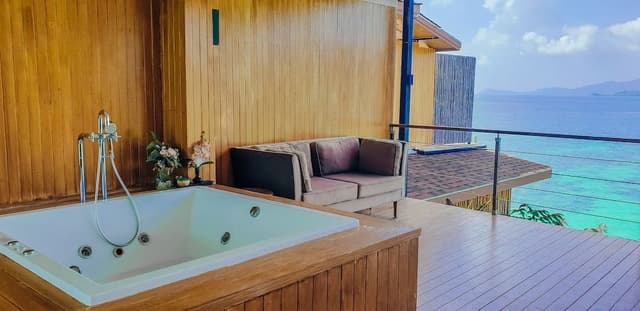 Jacuzzi Suite Ocean View