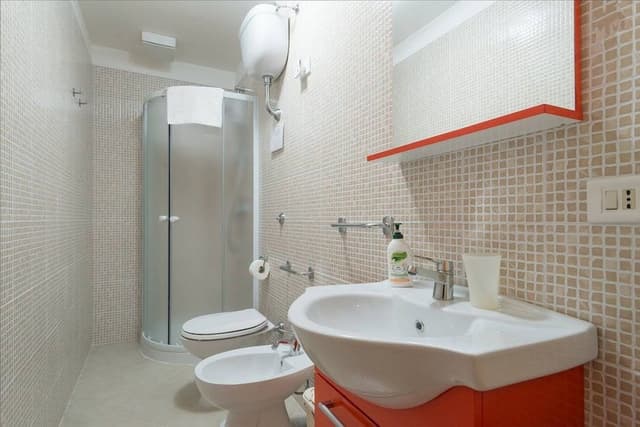 Comfort Room, 1 Queen Bed, City View