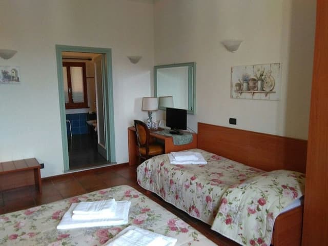 Triple Room, Hill View