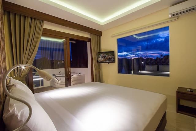Suite, Jetted Tub (Tokyo)