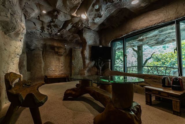 Deluxe Cave For 6 People