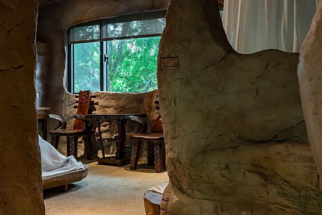 Deluxe Cave For 6 People