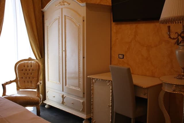 Junior Double Room (Rosso / Beige)