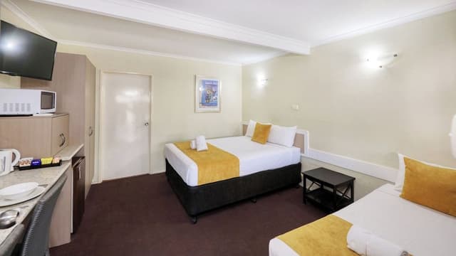 Queen room with a Single Bed