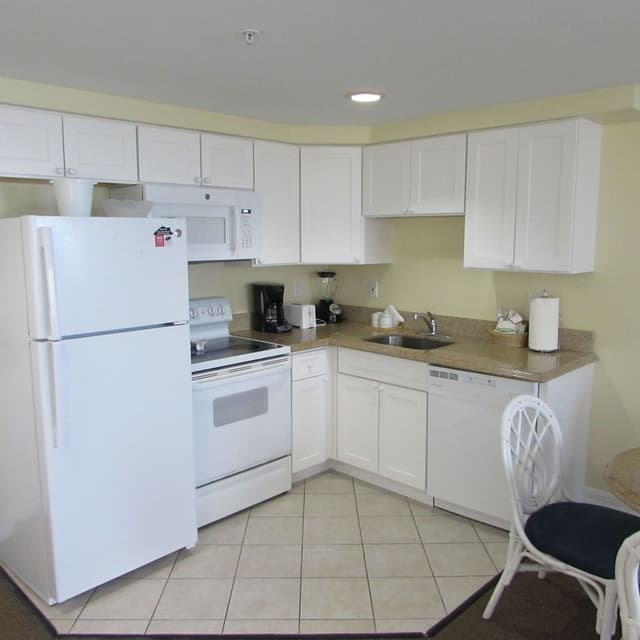 Apartment, 1 King Bed, Partial Ocean View