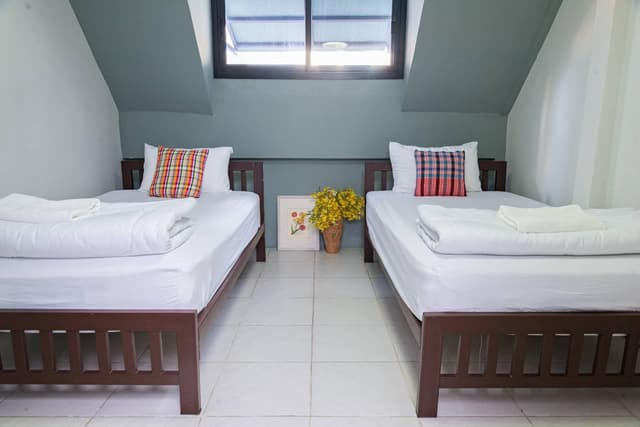 Twin Bed Private Share Bathroom