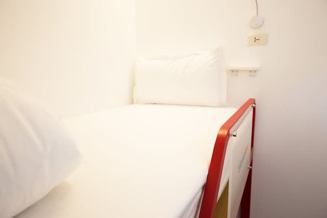 Economy Twin Room, 2 Twin Beds, Shared Bathroom