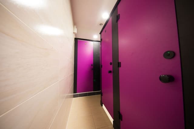 Economy Twin Room, 2 Twin Beds, Shared Bathroom