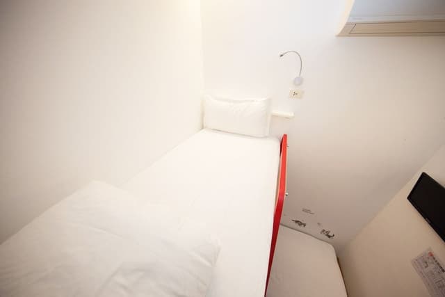 Economy Twin Room, 2 Twin Beds, Shared Bathroom