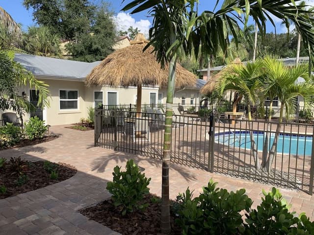 Studio, 1 King Bed, Pool View (Unit 7)