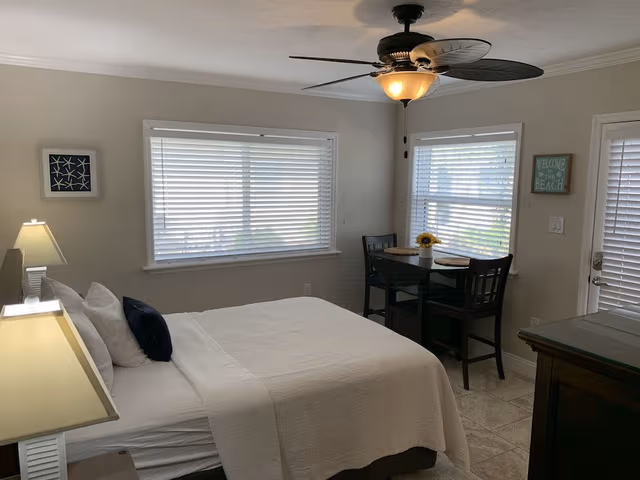 Studio, 1 King Bed, Pool View (Unit 7)