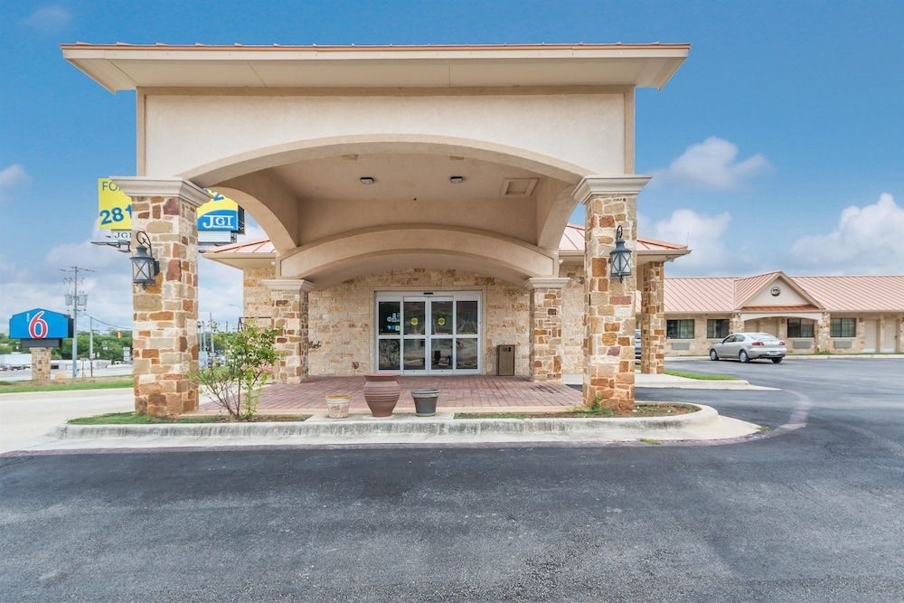 Motel 6 Floresville Tx3