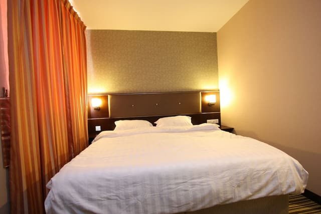 Standard Room, 1 Queen Bed