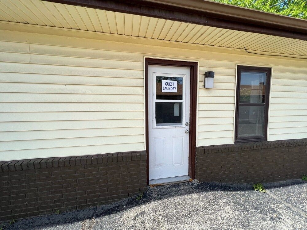 Budget Host Inn Gilman3