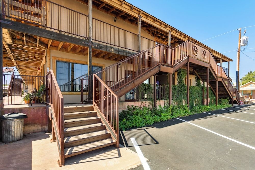 Budget Host Inn Tombstone3