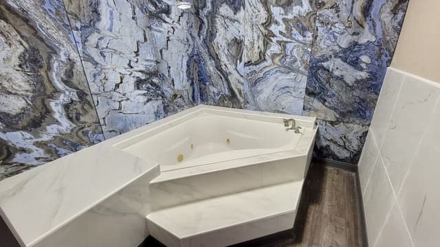 Jacuzzi Suite Single Bed (1 King)