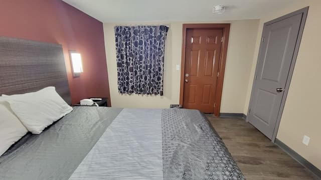 Deluxe Single Bed (1 Queen)