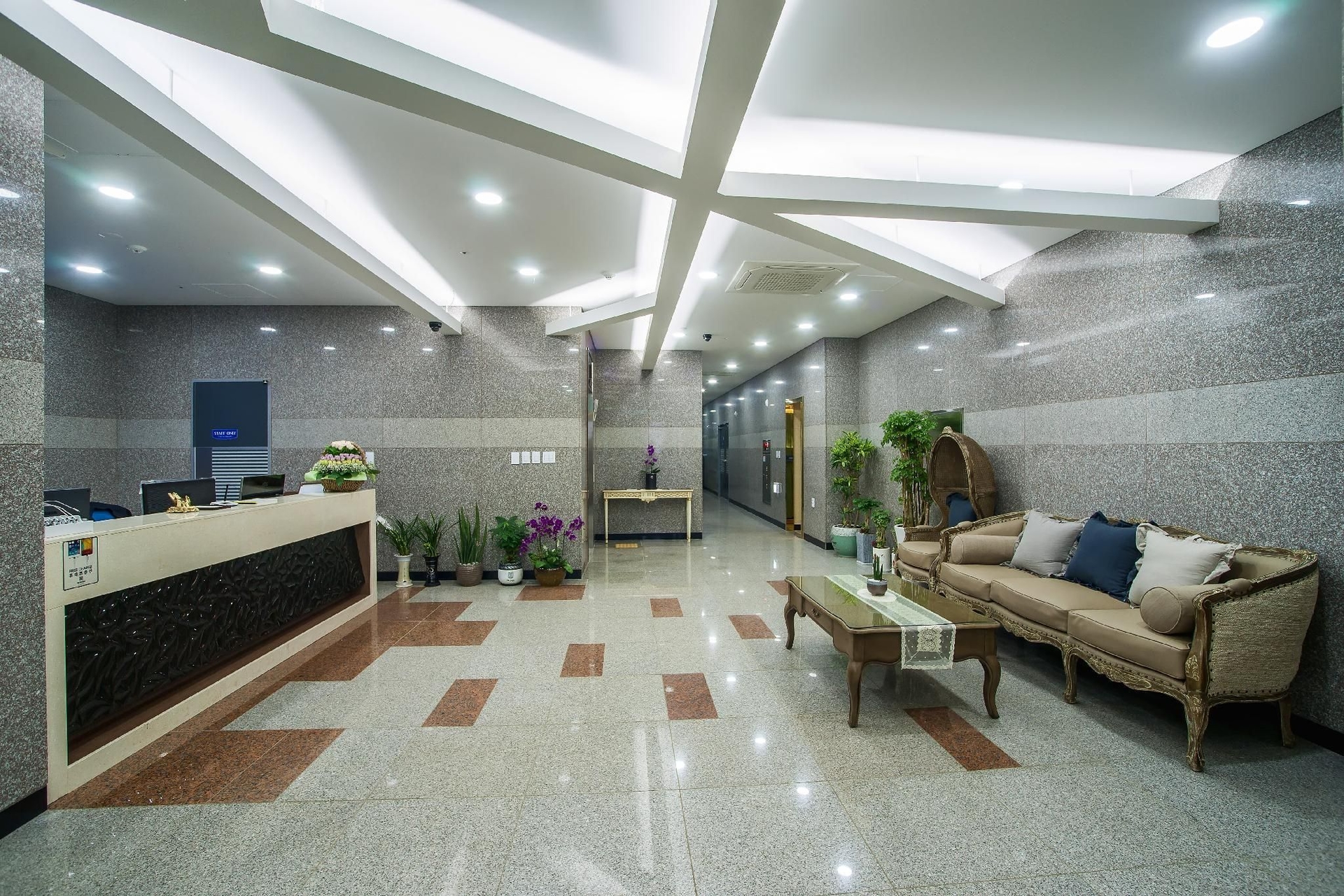 บรีซ เบย์ โฮเต็ล (Breeze Bay Hotel)0