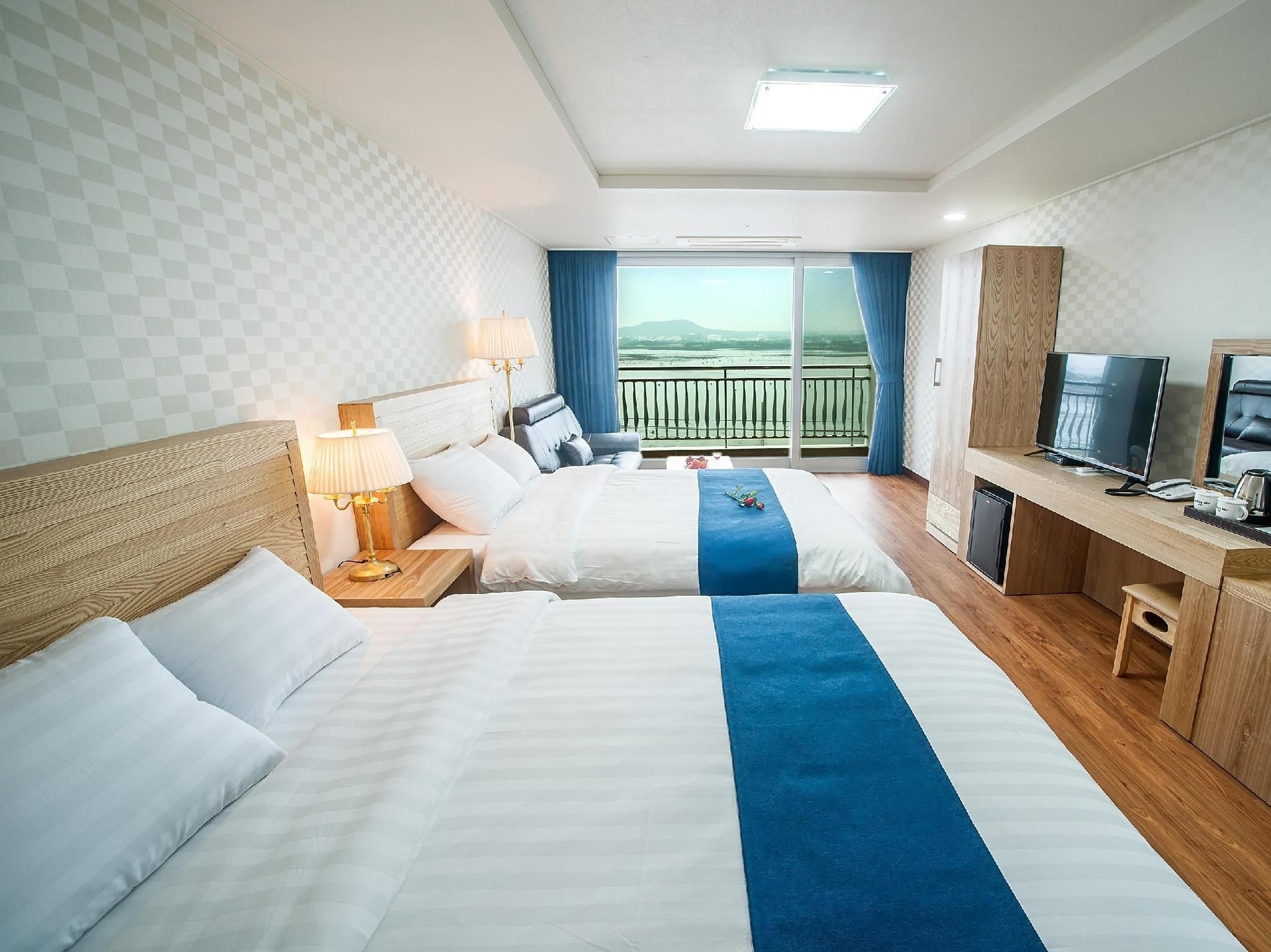 บรีซ เบย์ โฮเต็ล (Breeze Bay Hotel)1