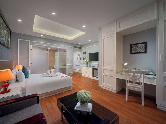 Premium Suite, 1 Bedroom, Ensuite, Partial Lake View