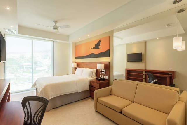 1 QUEEN BED W/SOFABED NONSMOKING