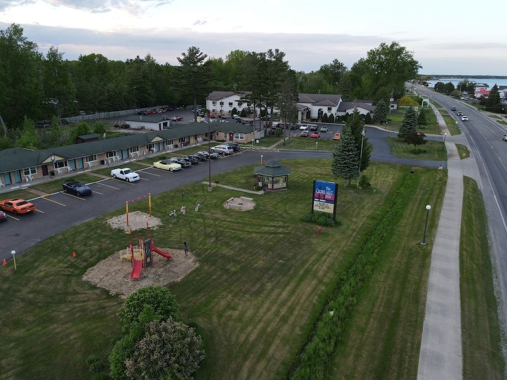 Crows Nest Inn Tawas3