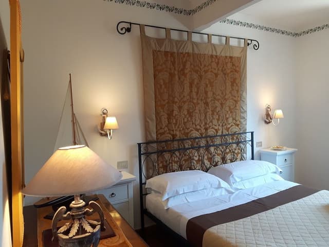 Classic Room, 1 King Bed, Refrigerator, Mezzanine