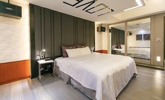 Design Double Room (Run of house, without massage chair)