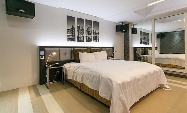 Design Double Room (Run of house, without massage chair)