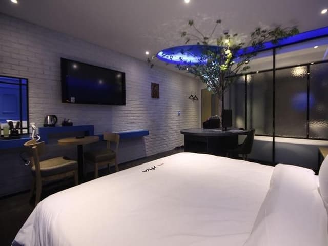 Deluxe Room - No Parking, Check-In Sun-Thur 6PM, Fri-Sat 8PM