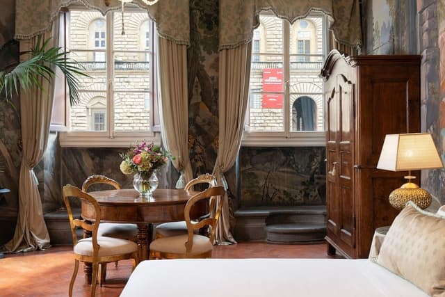 Suite, Jetted Tub, City View (King)