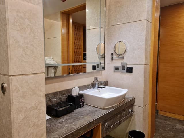 Classic Room, 1 King Bed, Accessible, Pool View