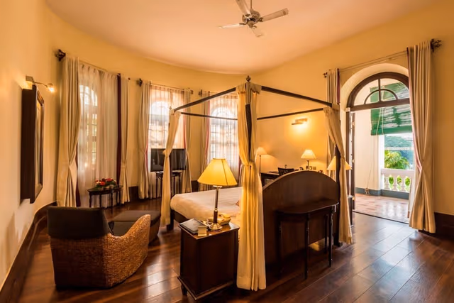 Heritage King Garden View Room with Balcony