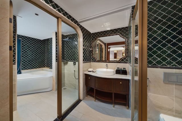 Grand Suite with Hot Tub