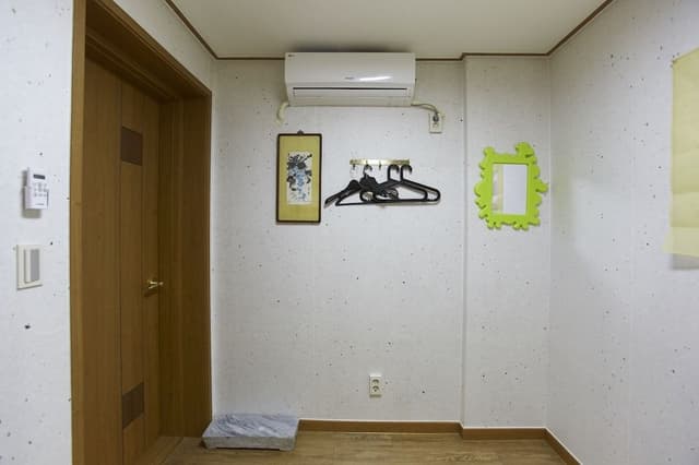 Western Style Double Room with Shared Shower Booth and Toilet (Free Korean Style Breakfast)