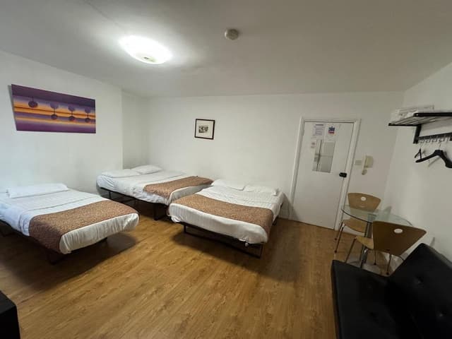 Family Room (6 Adults/ 37 Collingaham Place)