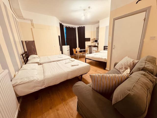Family Room (6 Adults/ 37 Collingaham Place)