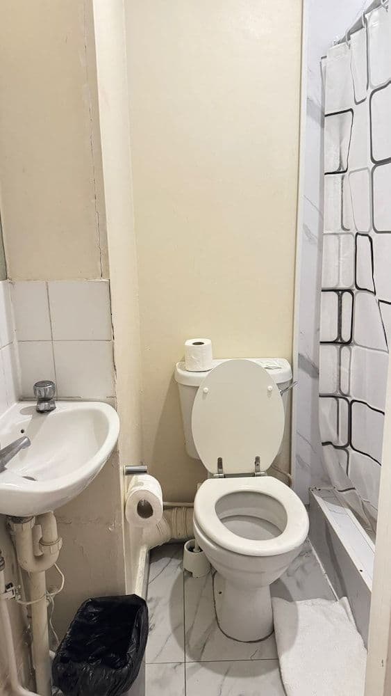 Triple Room (37 Collingaham Place)