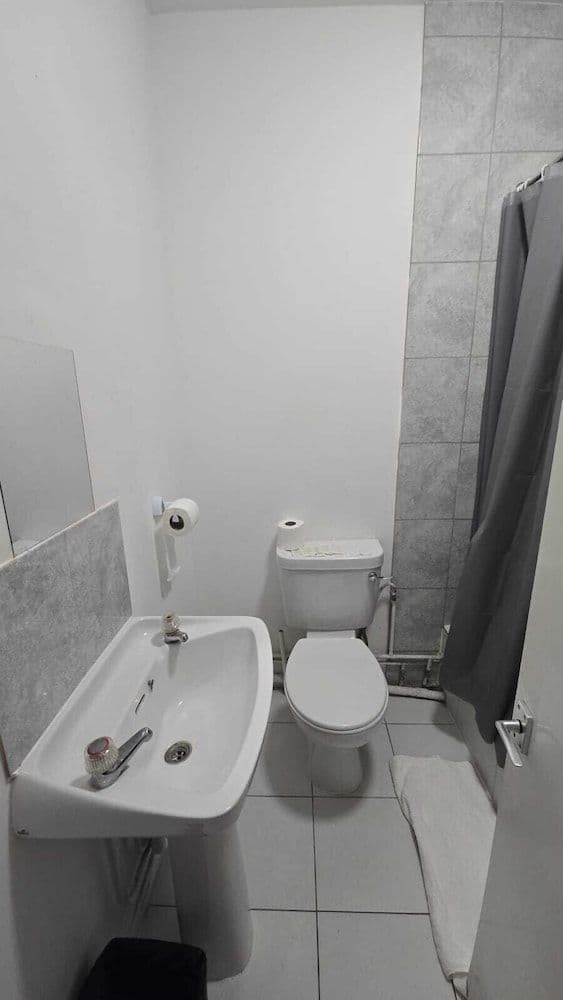 Quadruple Room (37 Collingaham Place)