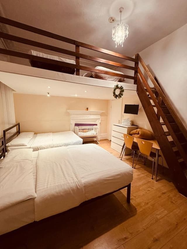 Family Room (6 Adults/ 37 Collingaham Place)