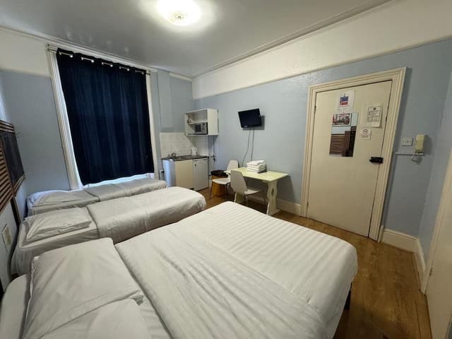 Quadruple Room (37 Collingaham Place)