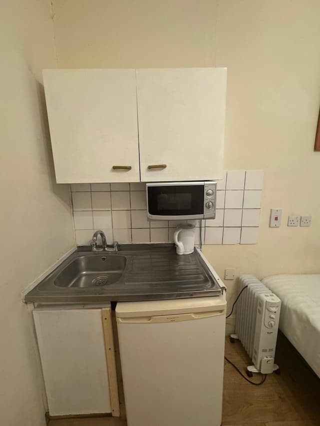 Quadruple Room (37 Collingaham Place)