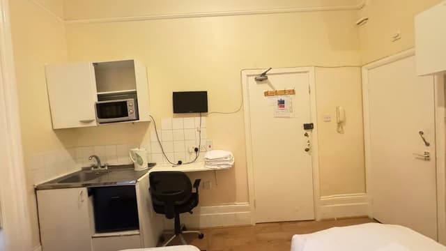 Triple Room (37 Collingaham Place)