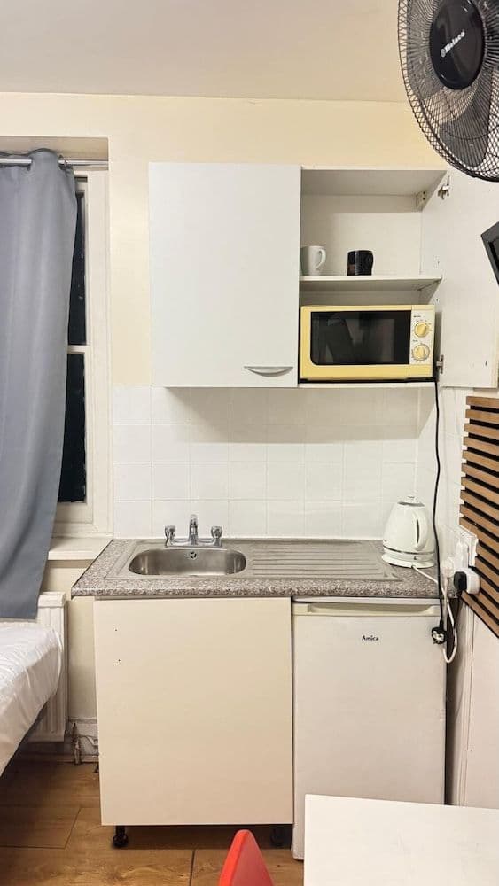 Triple Room (37 Collingaham Place)
